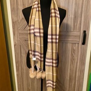 Women’s scarf with pompoms